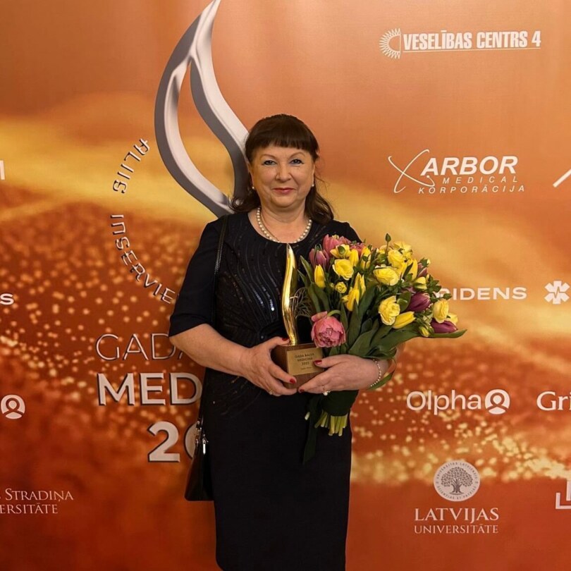 LMC medicīnas māsa Valentīna Berestova saņem apbalvojumu Latvijas Ārstu biedrības rīkotajā “Gada balvas” ceremonijā